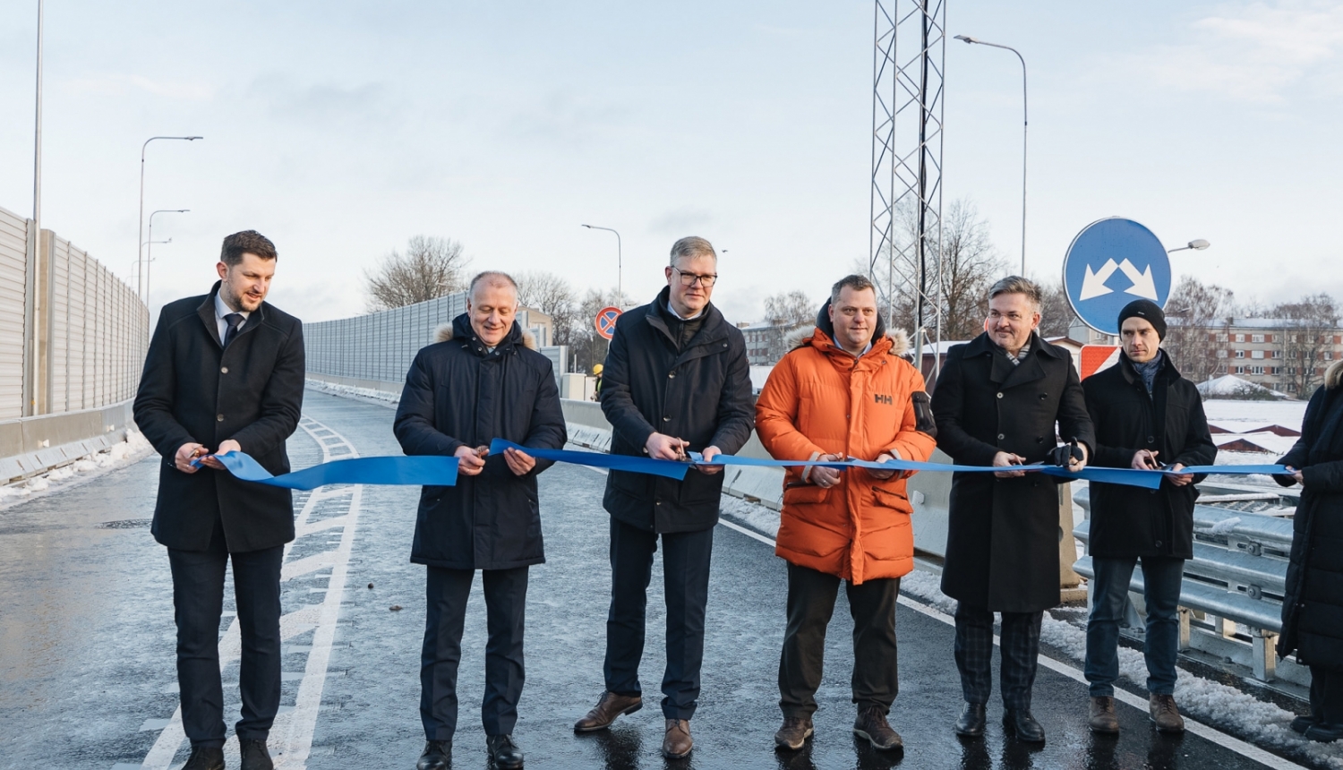 Griež lenti Austrumu maģistrāles atklāšanas pasākumā