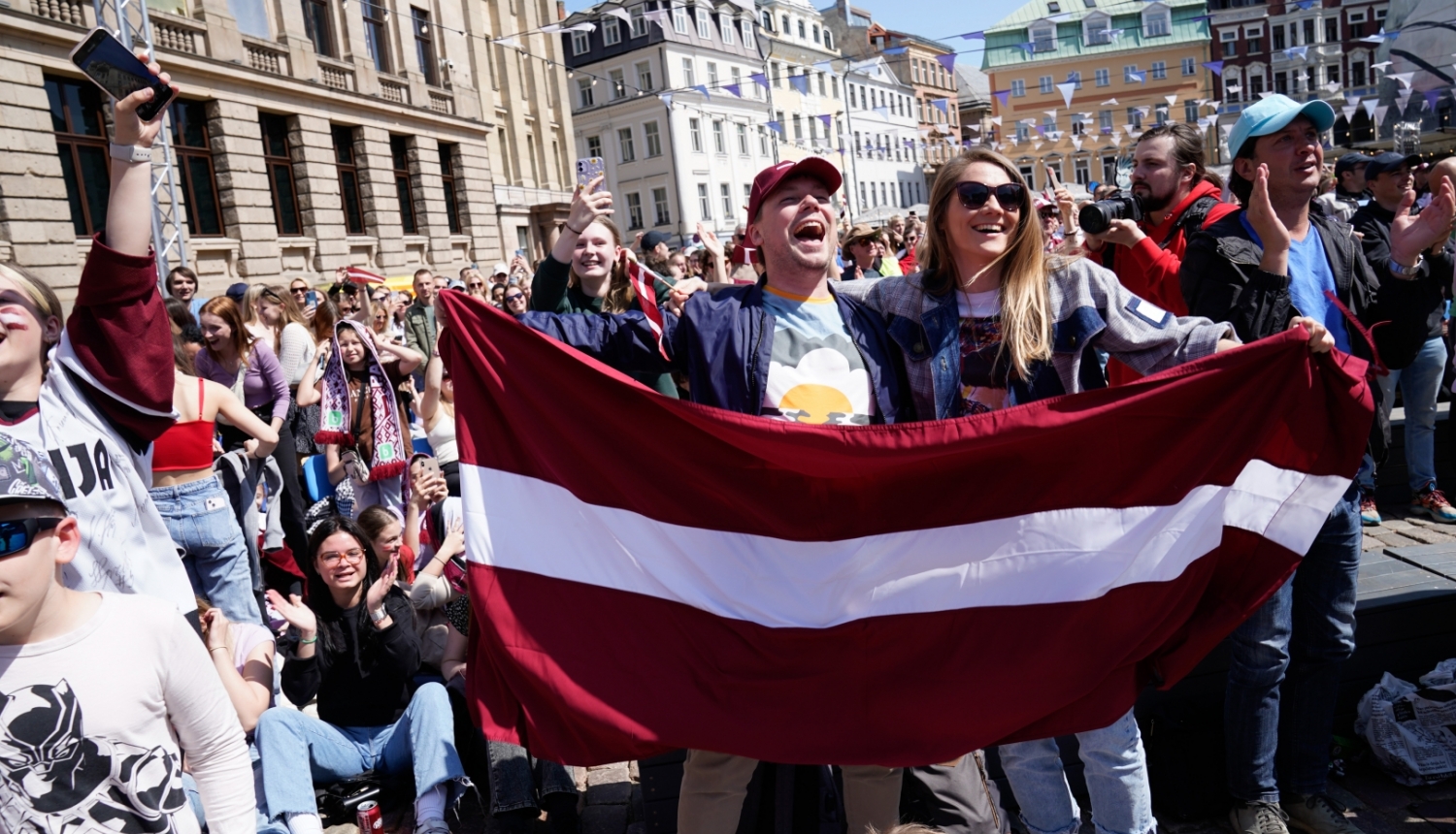 Hokeja fani ar Latvijas karogu rokā