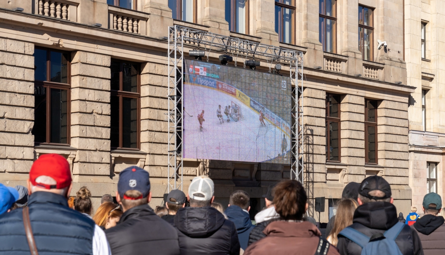 Cilvēki skatās hokeju Doma laukumā