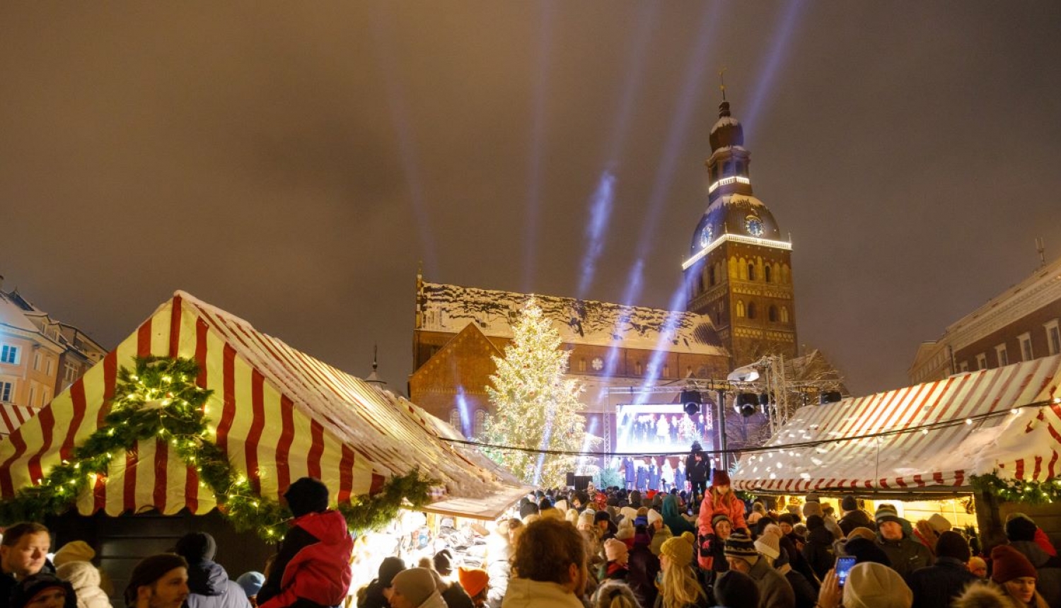 Iedegta Ziemassvētku egle Doma laukumā