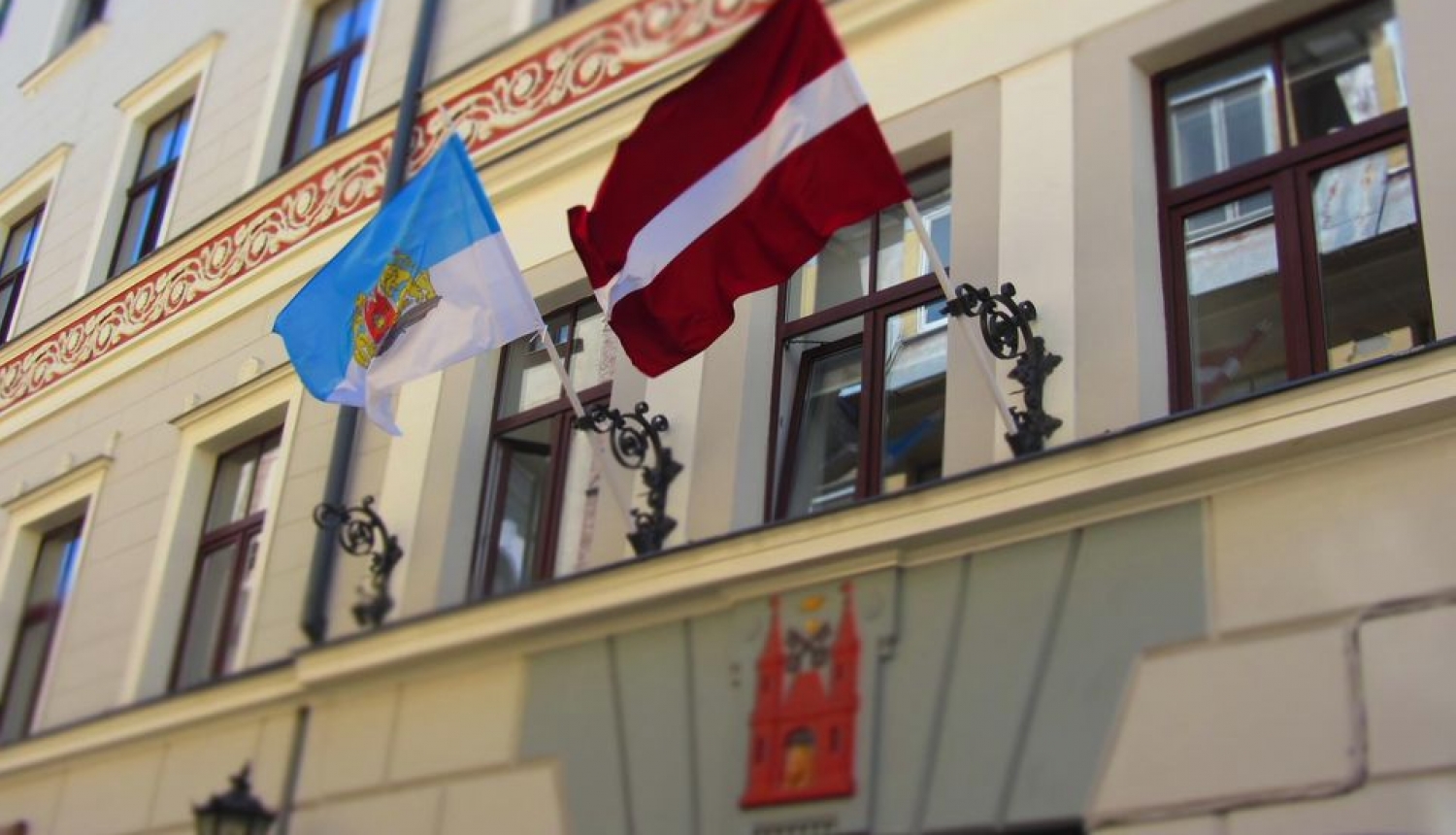 Īpašuma departamenta ēka ar Rīgas un Latvijas karogiem