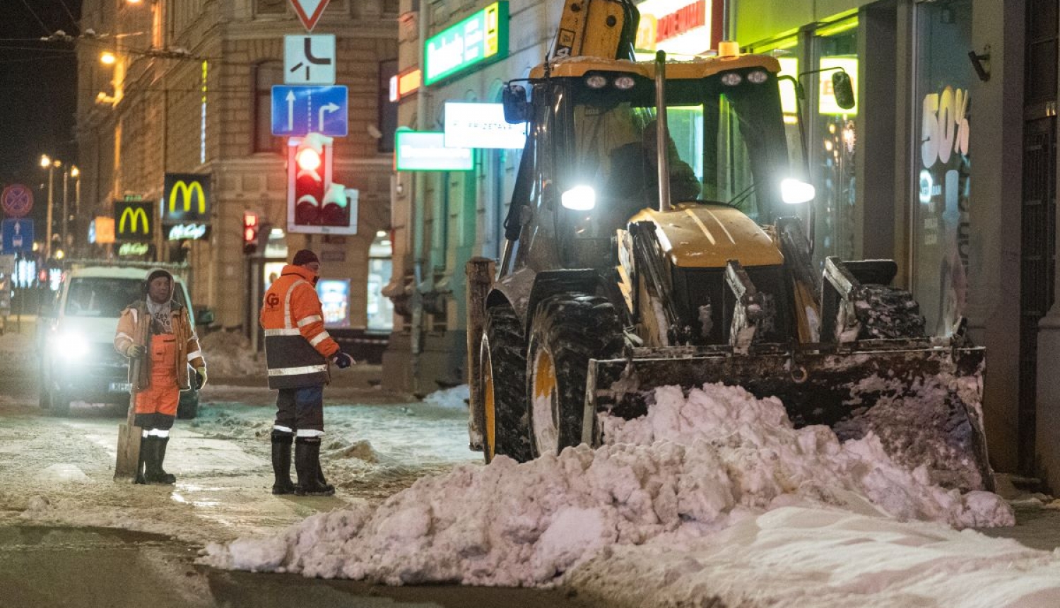 Traktors šķūrē sniegu