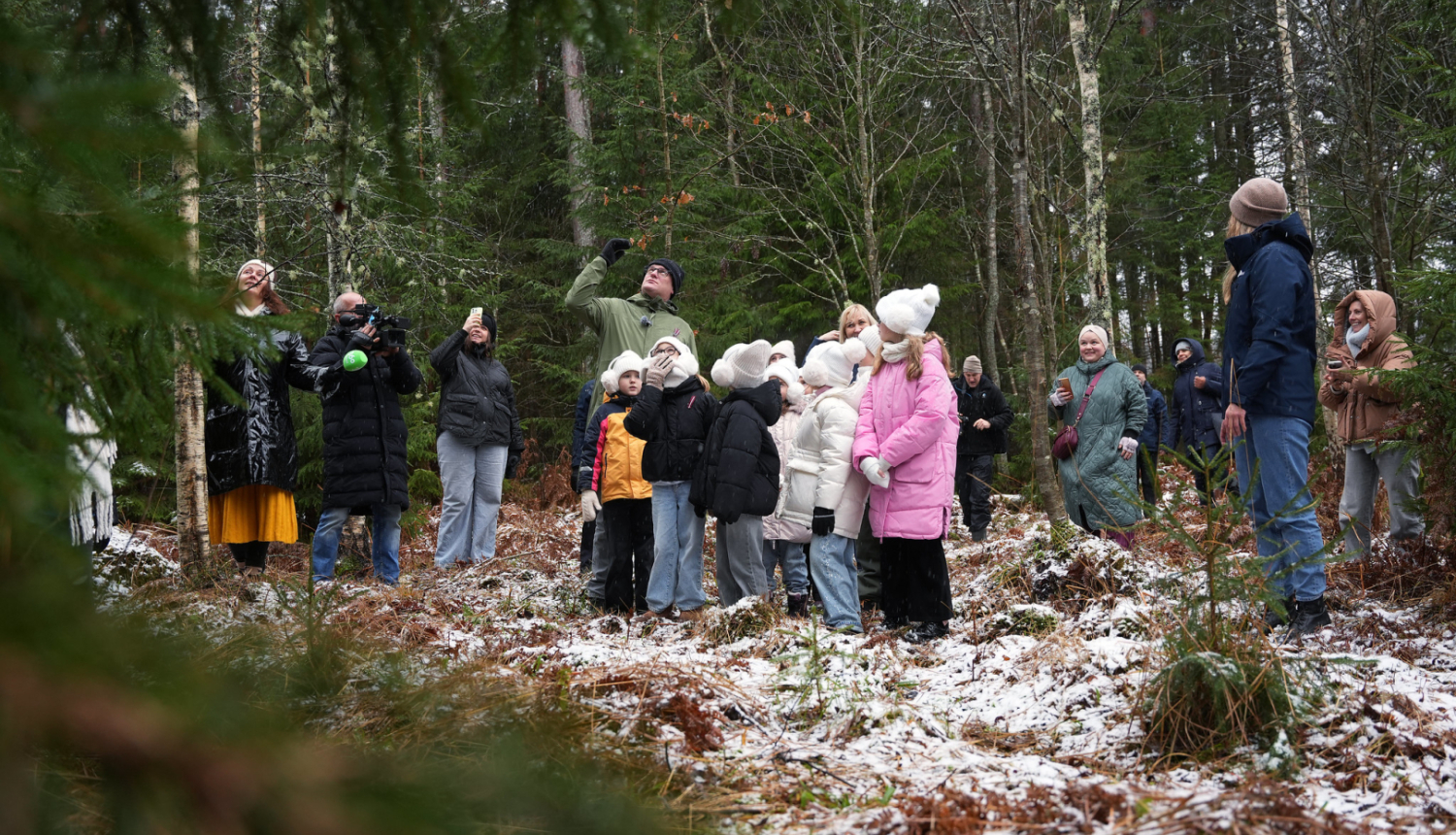 Rīgas mērs kopā ar bērnu un jauniešu vokālās studijas "RASA'' dalībniekiem izraugās Rīgas egles