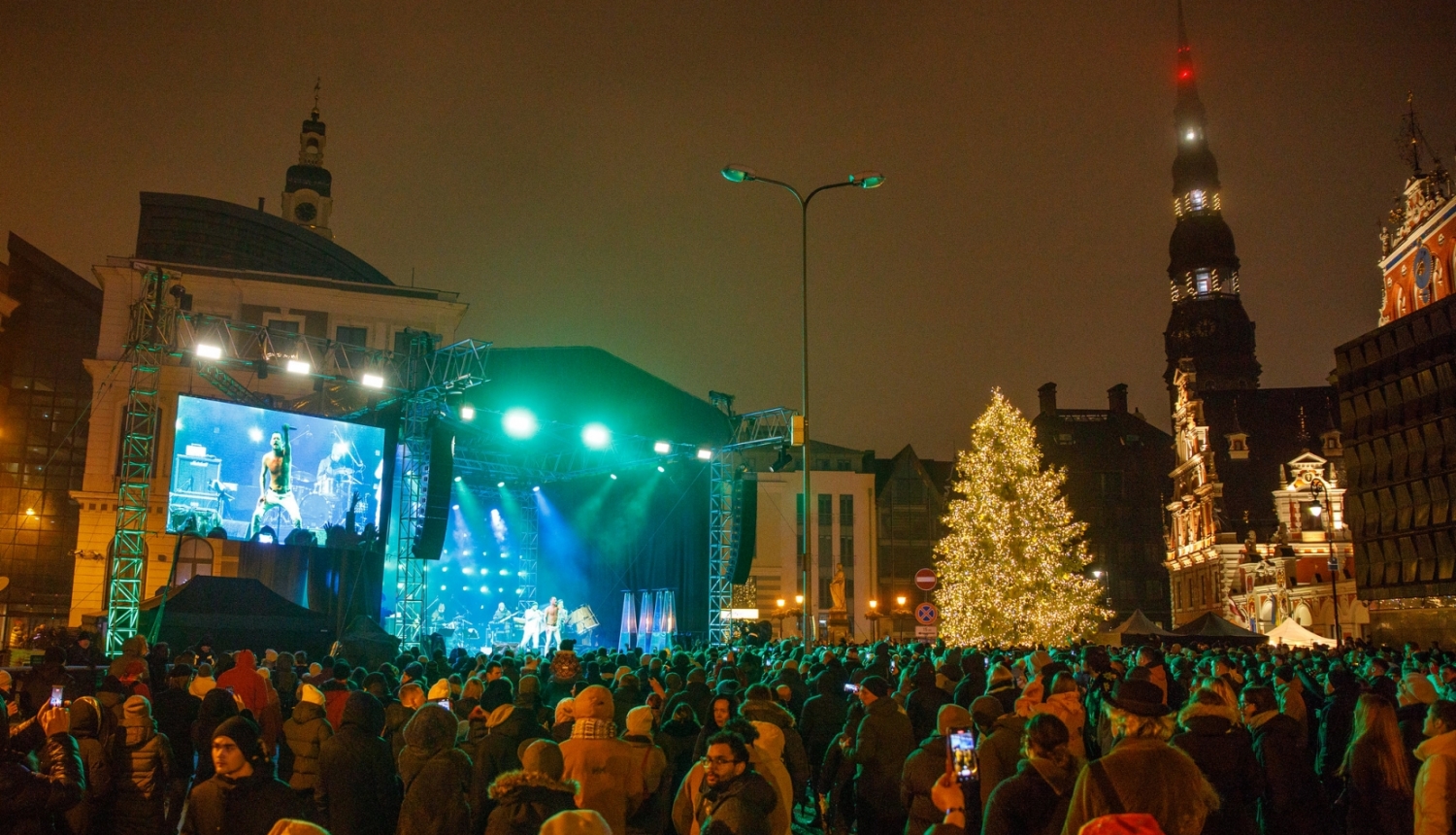 Cilvēki skatās koncertu Rātslaukumā