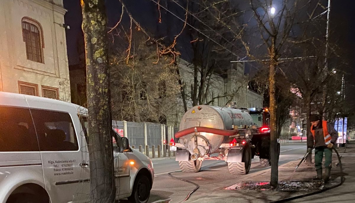Liela ūdens cisterna, laista kokus