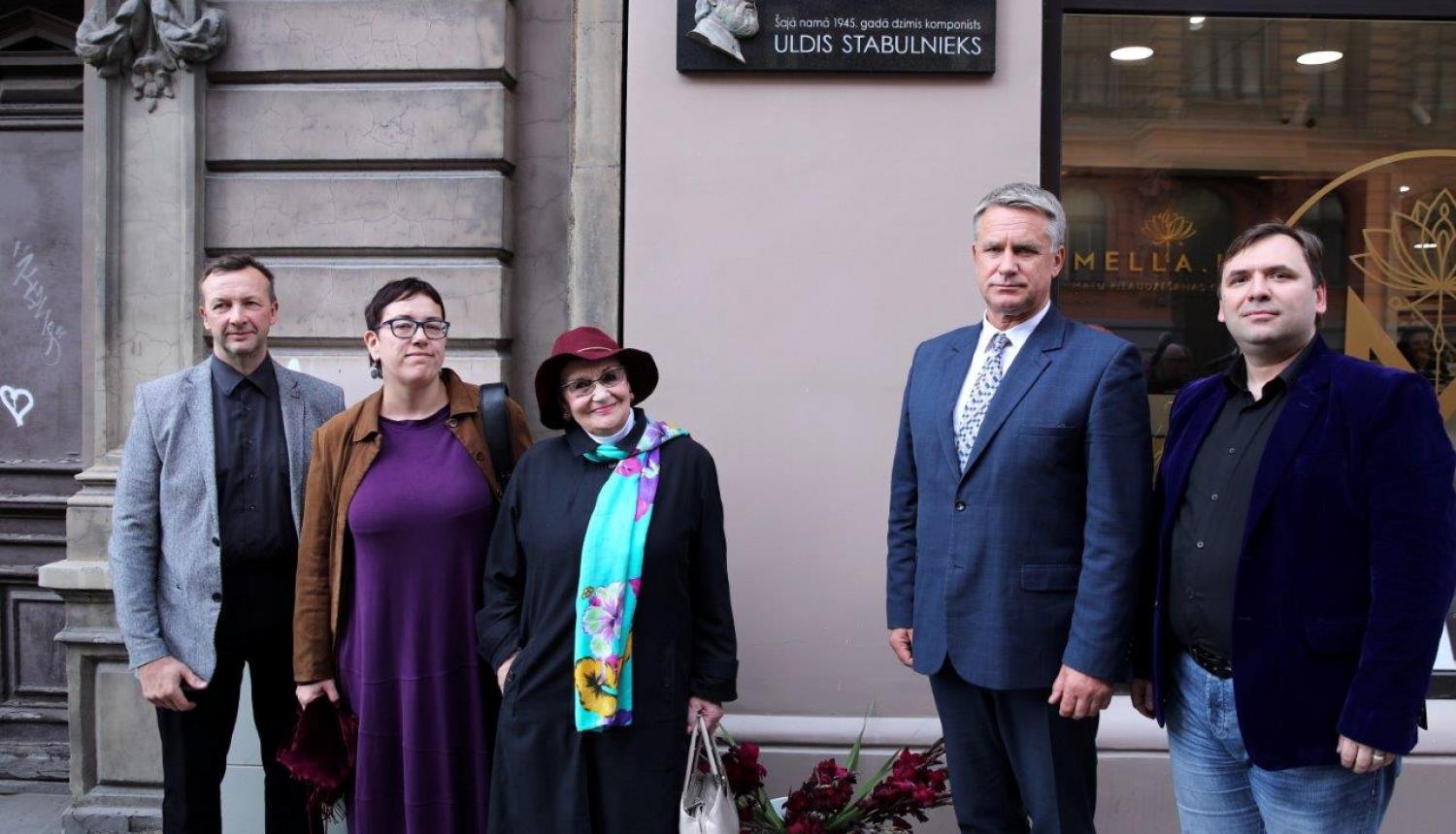 Rīgā atklāj komponista Ulda Stabulnieka piemiņai veltītu plāksni 