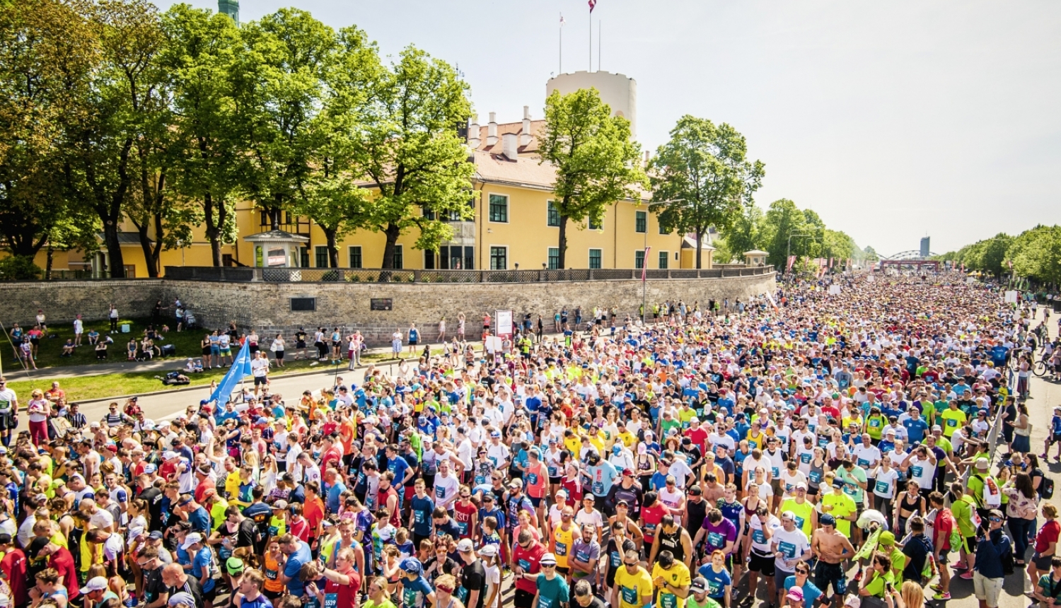 Cilvēki skrien maratonu Krastmalā