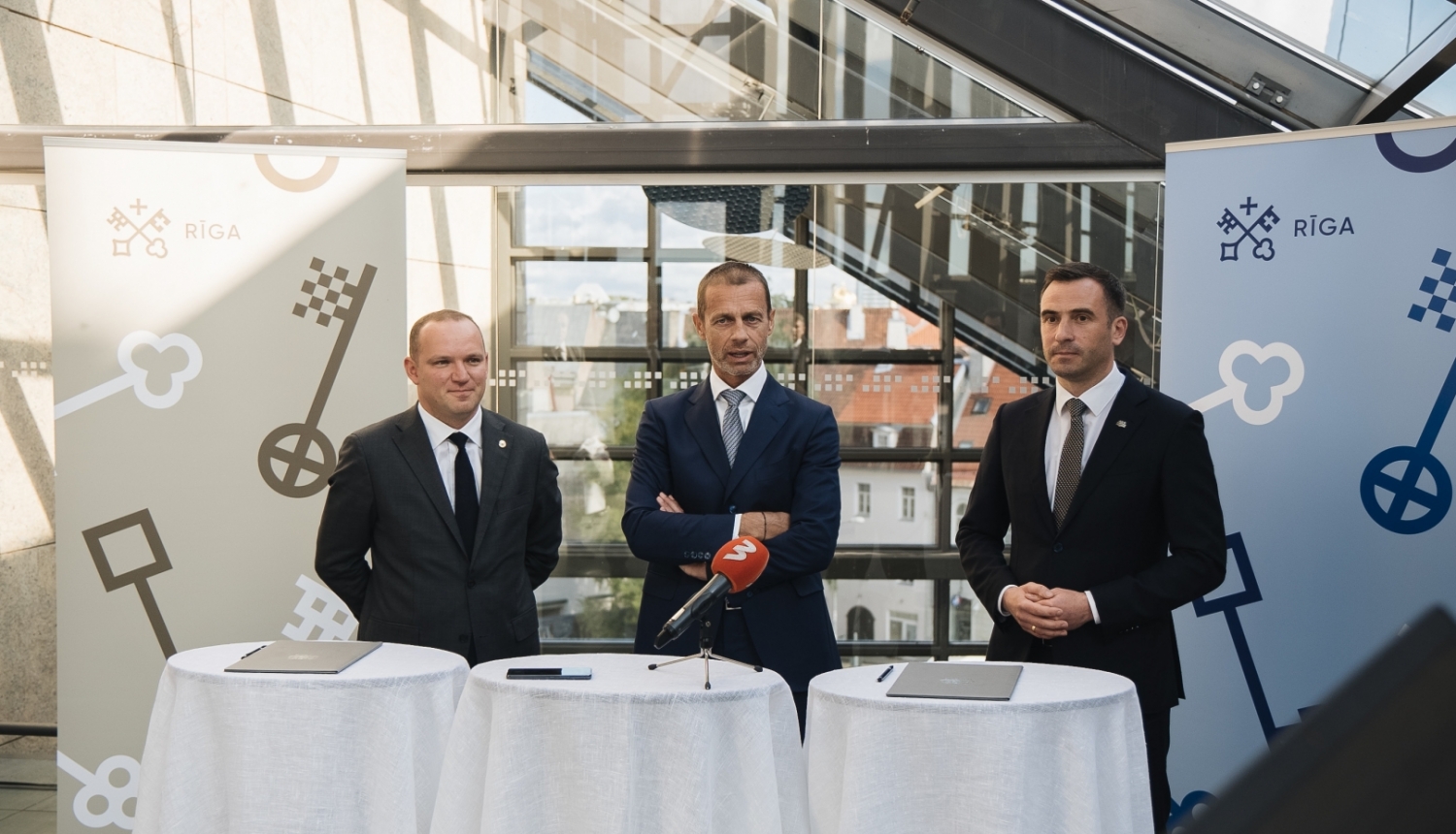 Latvijas Futbola federācijas prezidents Vadims Ļašenko, Eiropas Futbola asociāciju savienības (UEFA) prezidents Aleksanders Čeferins un Rīgas domes priekšsēdētājs Mārtiņš Staķis