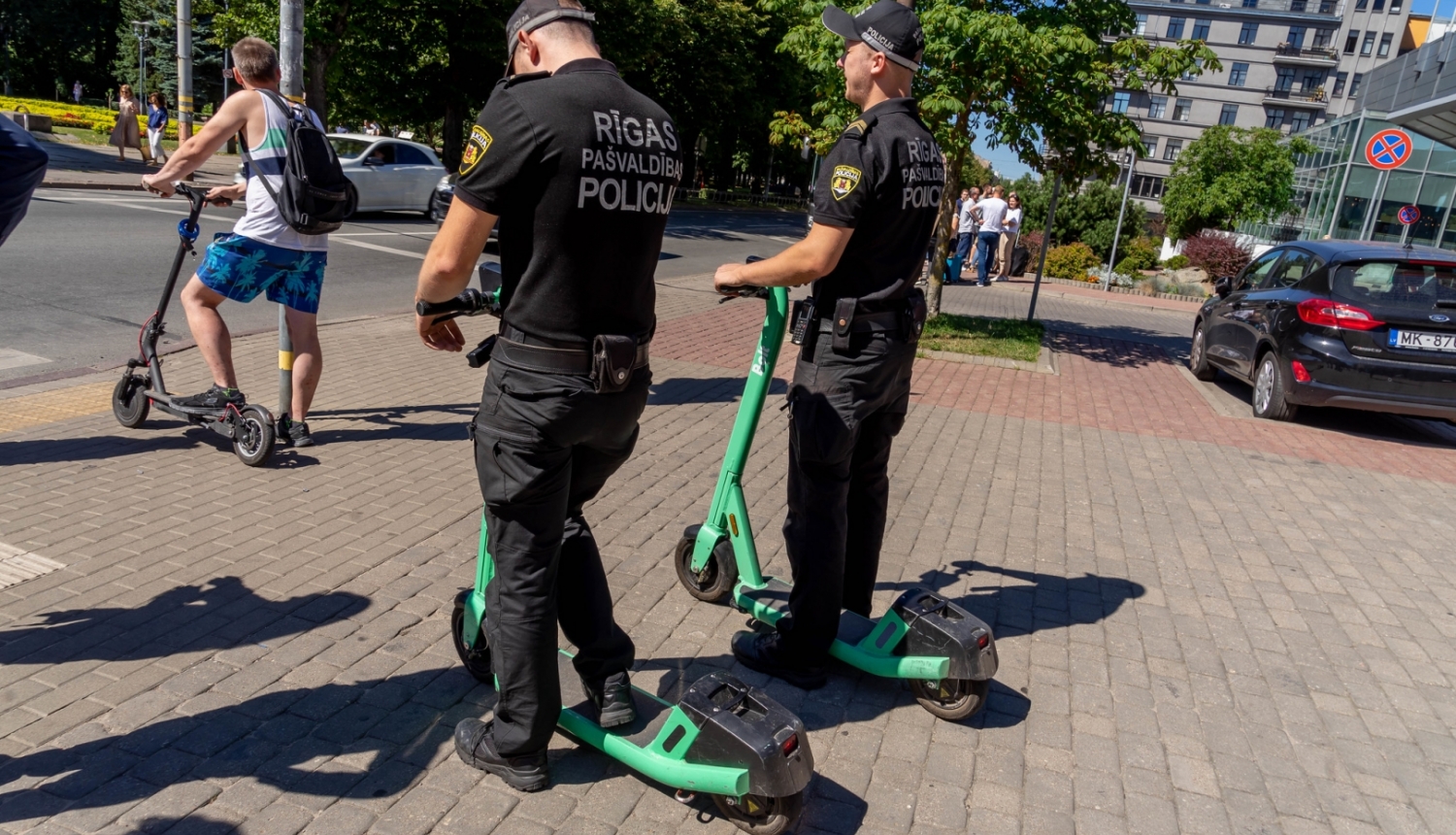 Policisti brauc ar elektroskūteriem