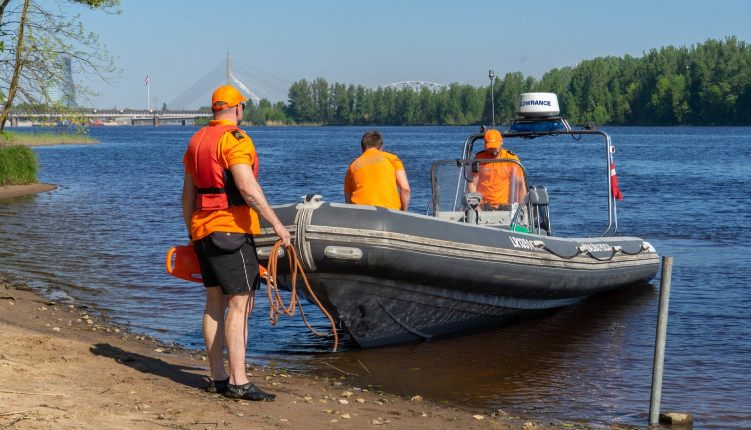 Pašvaldības policijas glābēji laivā