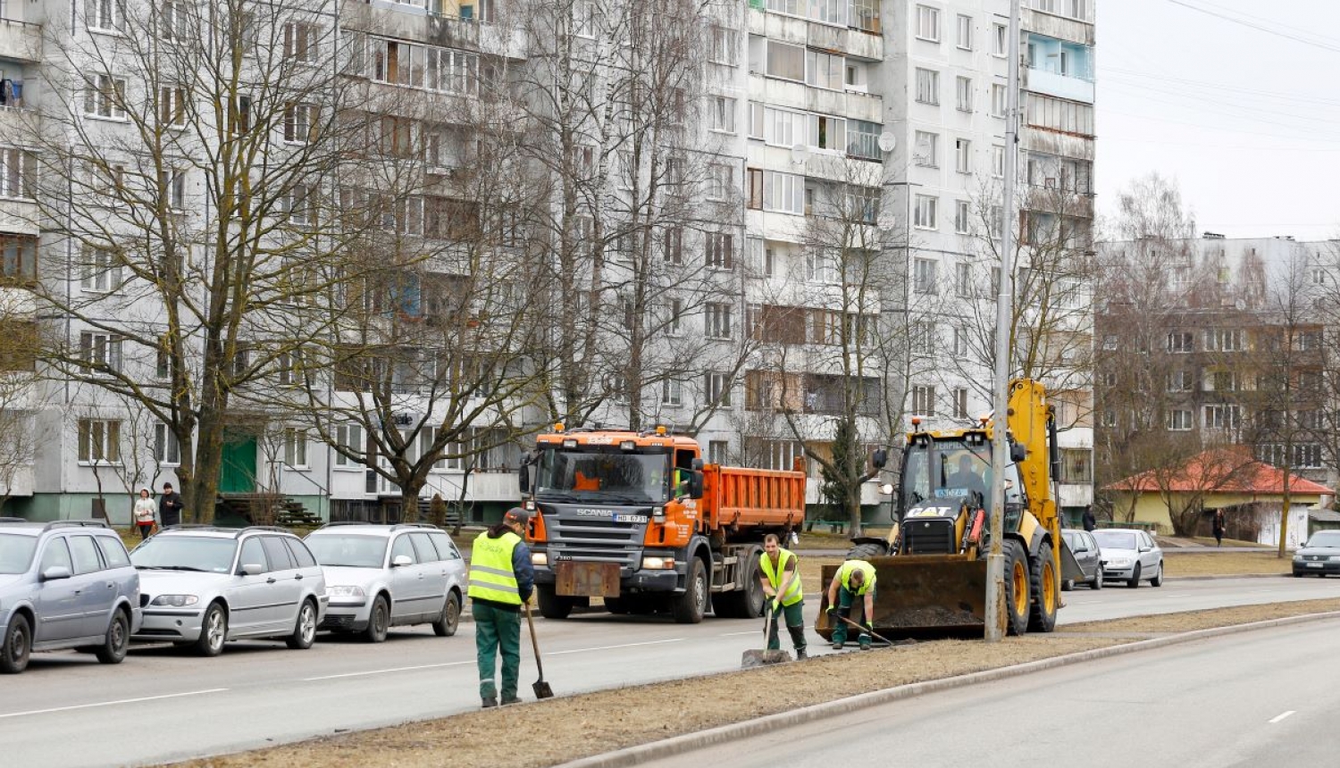 Cilvēki attīra ielas no smiltīm