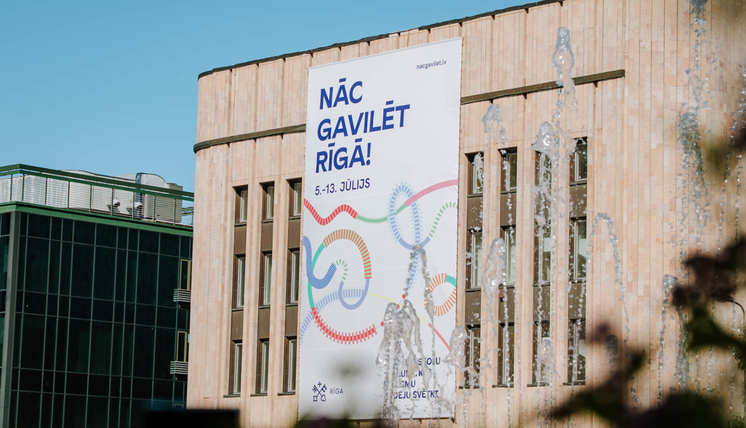 Dziesmu svētku plakāts pilsētvidē
