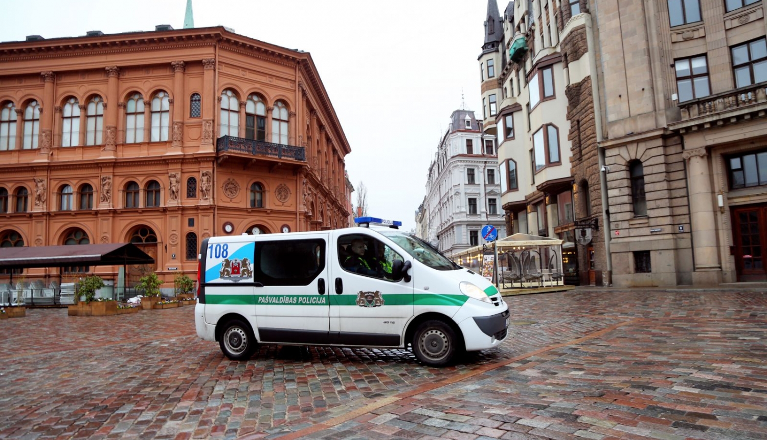 Policijas automašīna Doma laukumā