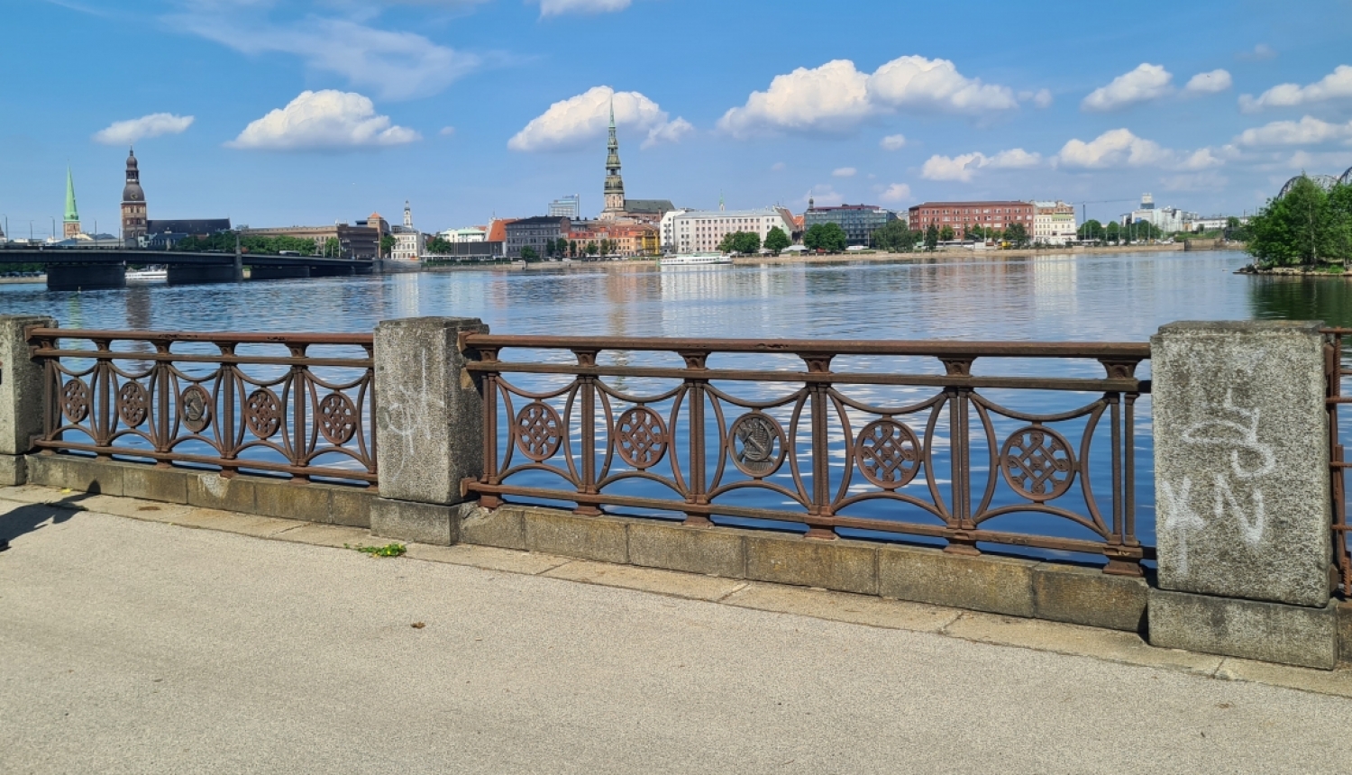 Promenādes marga Daugavas krastmalā