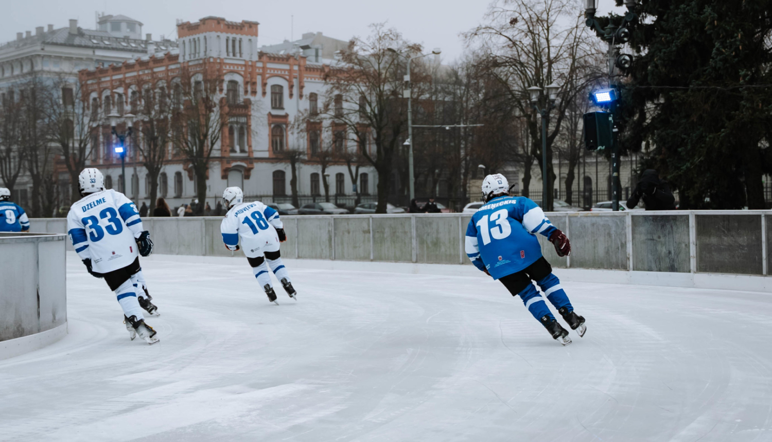 Publiskās slidotava un hokeja skolas bērni slido