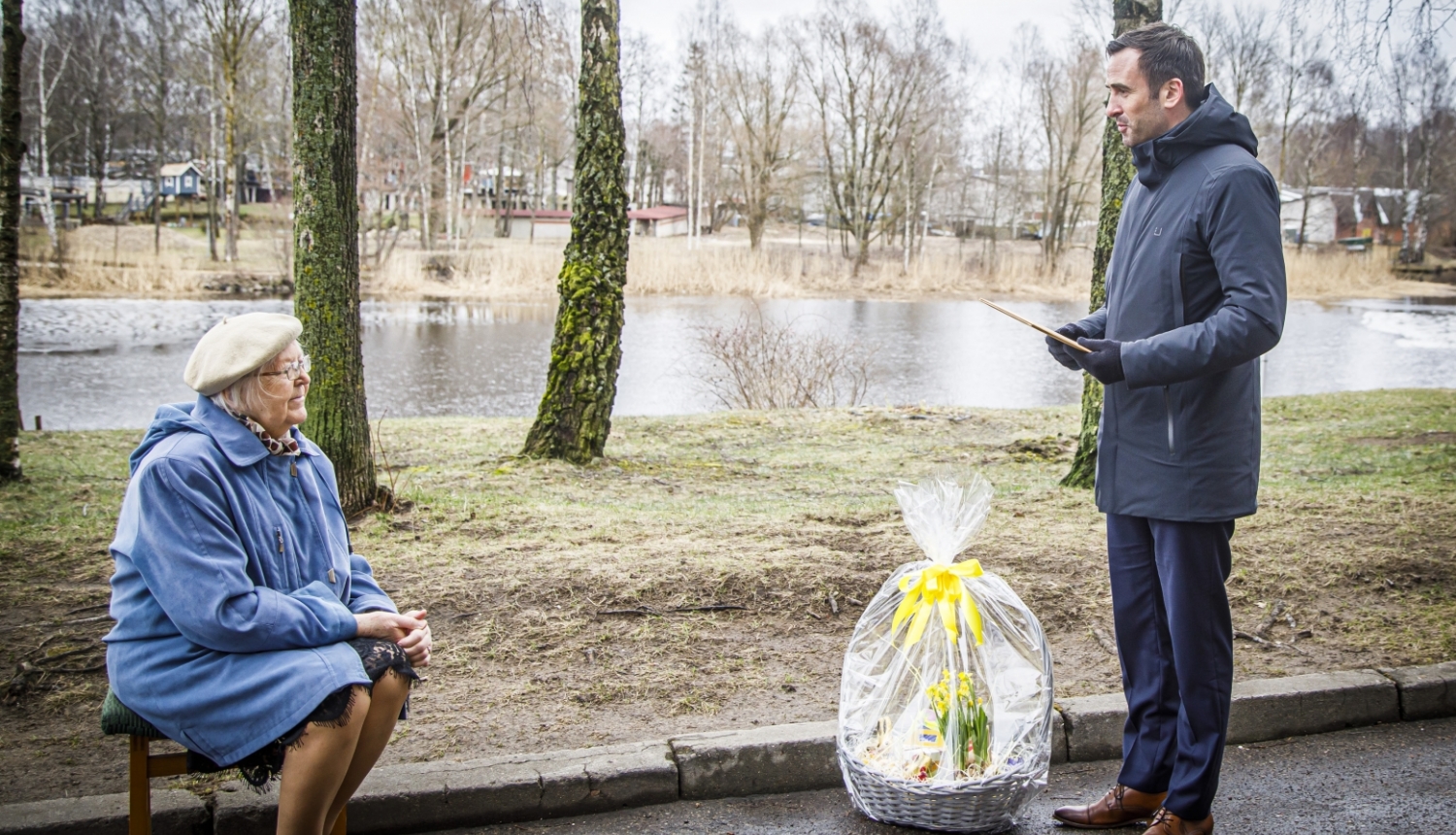 Rīgas domes priekšsēdētājs sveic skolotāju Valiju Rozīti 100 gadu jubilejā