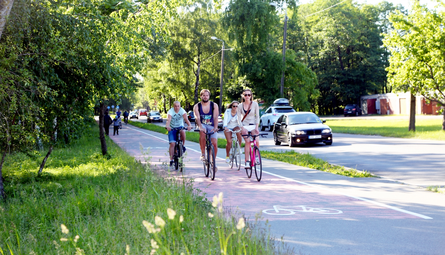 Cilvēki brauc ar velosipēdiem