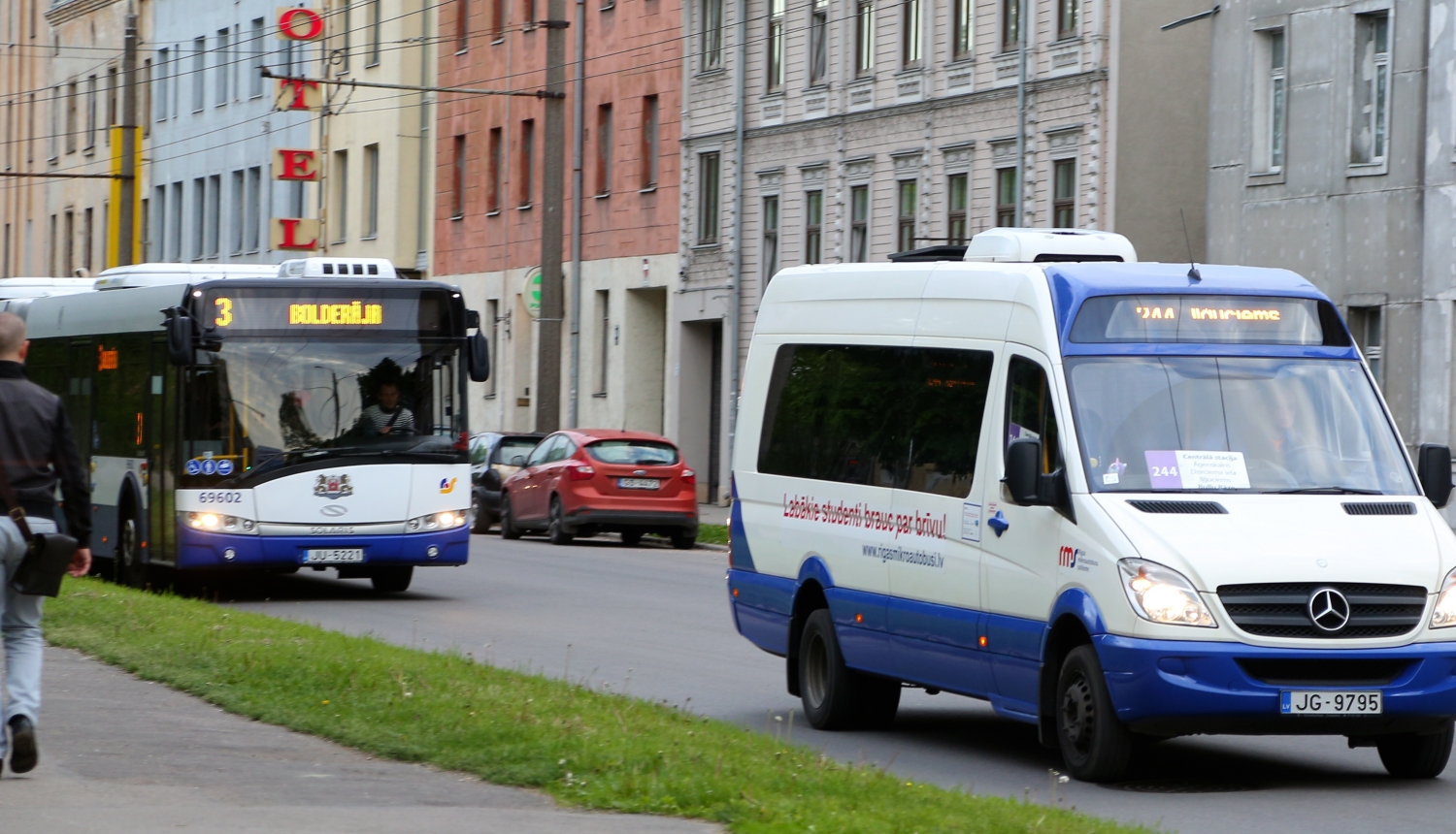 Autobuss un ekspresbuss