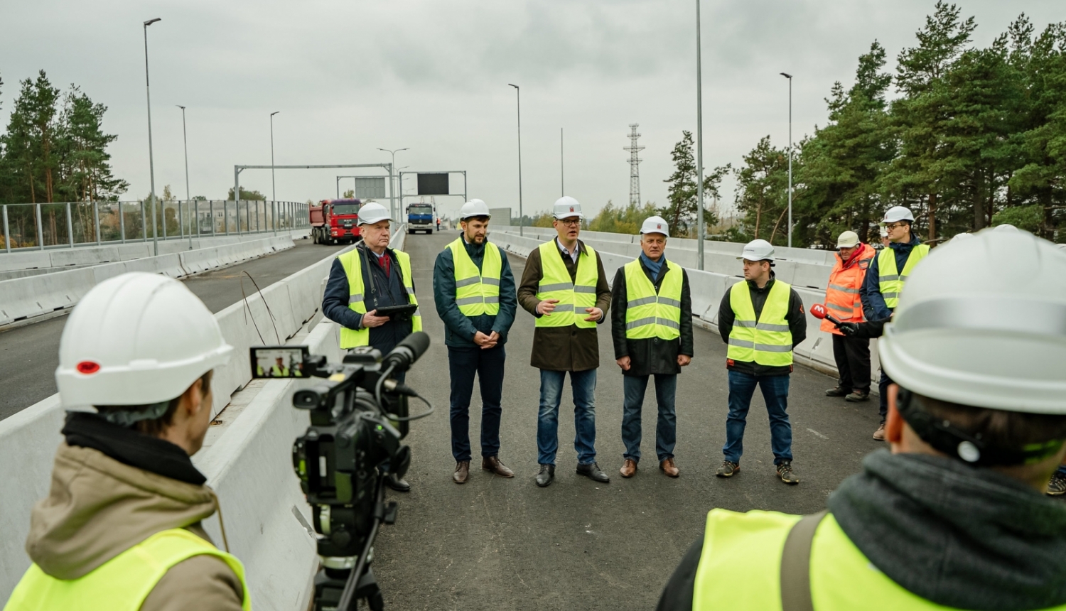 Sarkandaugavas pārvads smagās automašīnas un cilvēki