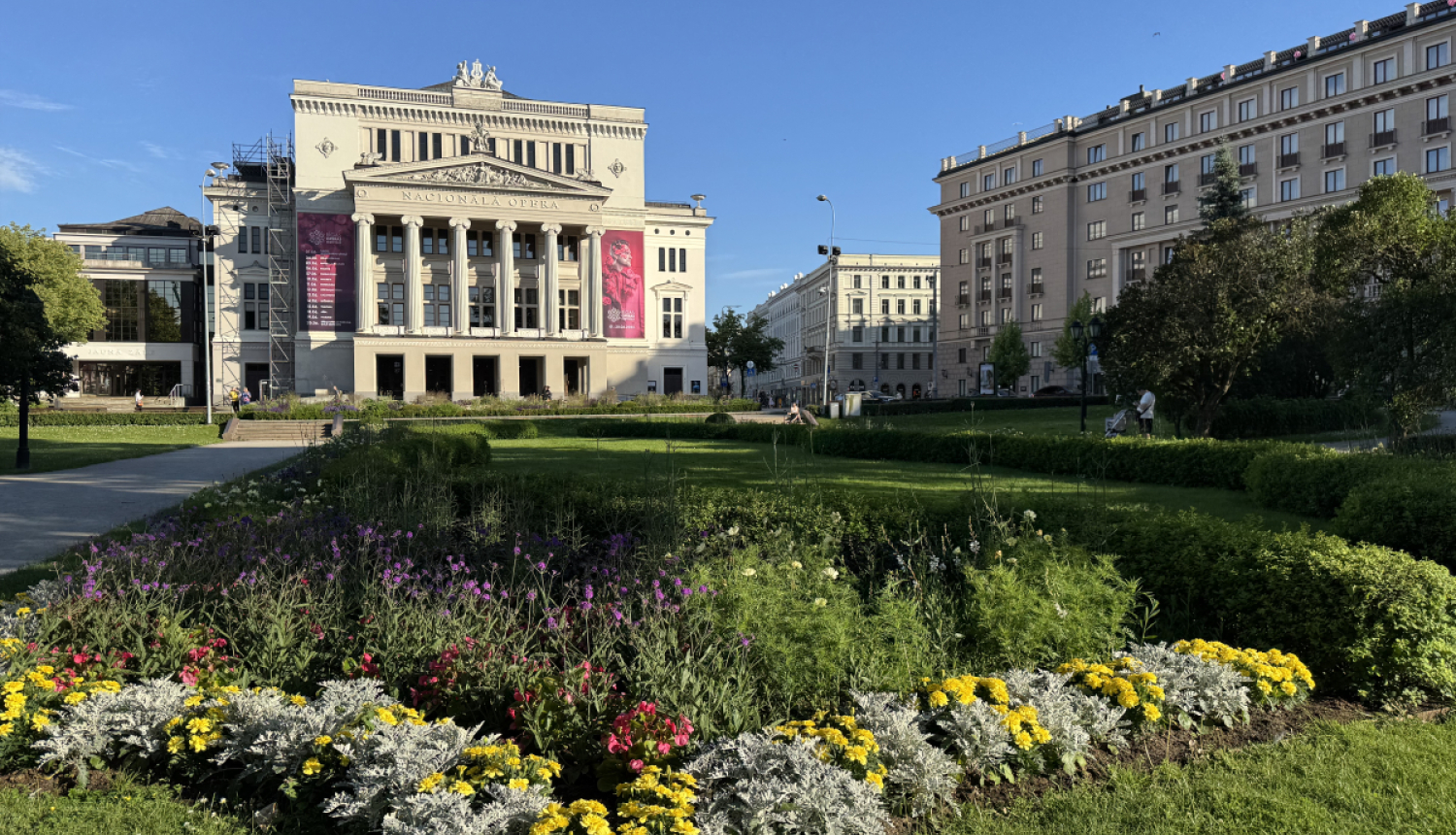Simfoniskās mūzikas dobe Operas skvērā