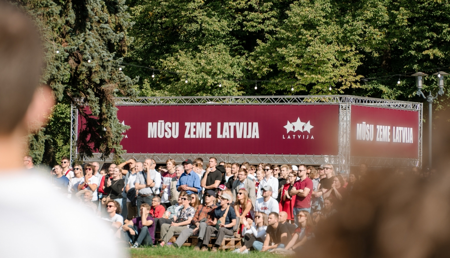 Basketbola fani skatās spēli Esplanādē