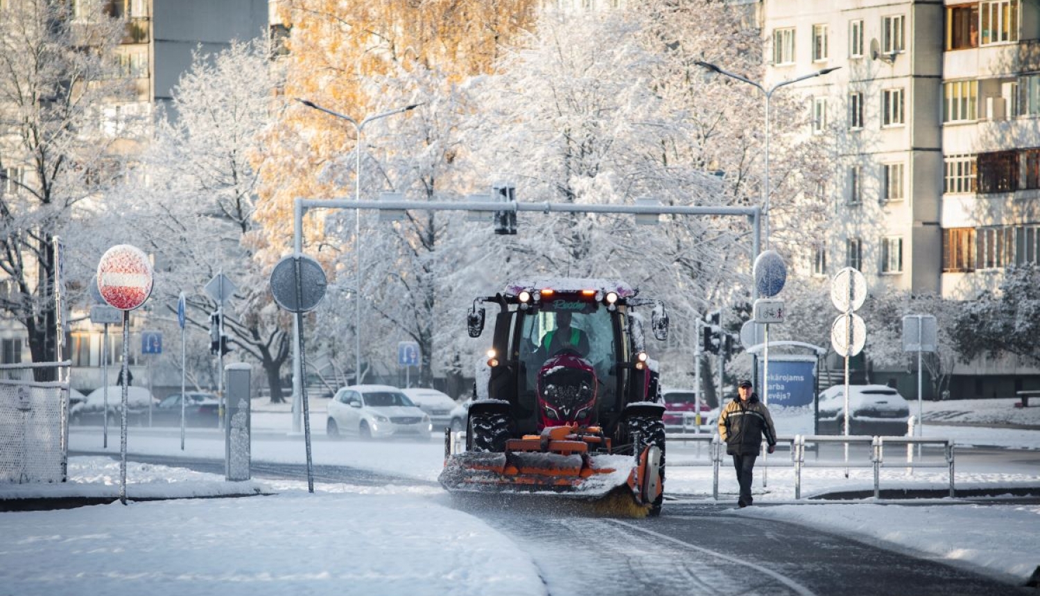 Traktors tīra sniegu