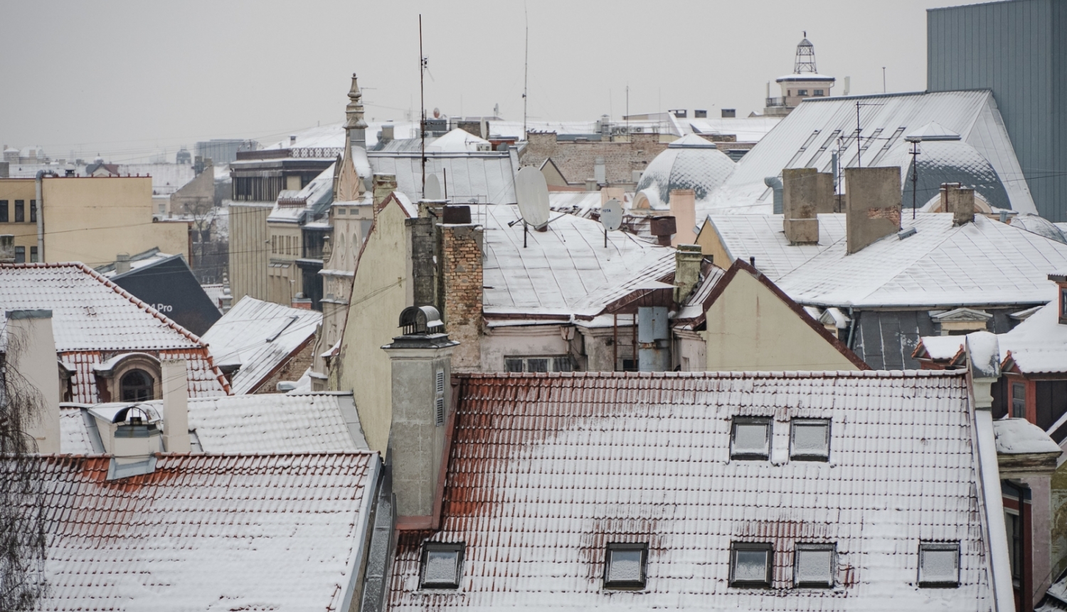 Sniegoti Rīgas jumti
