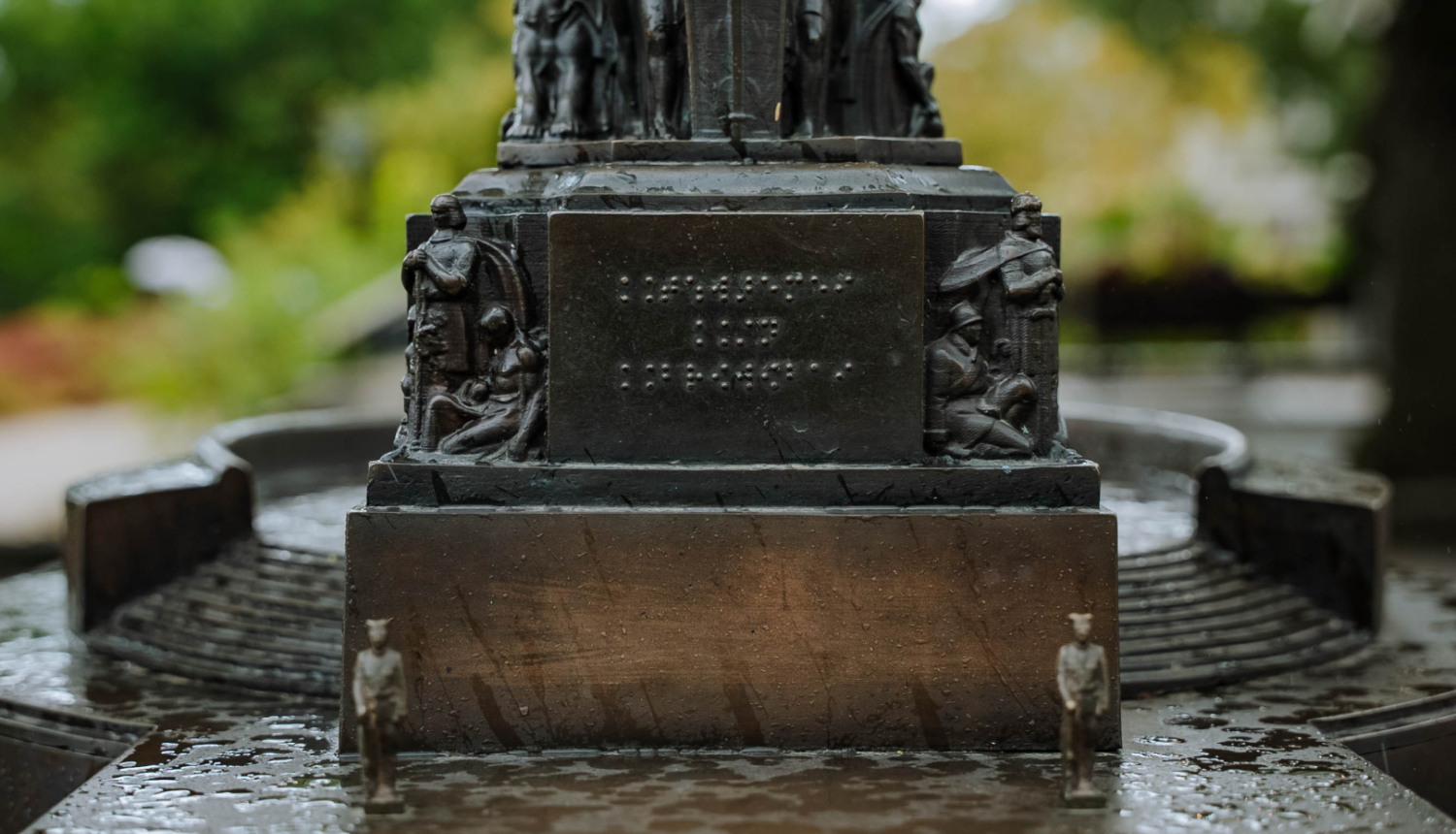Braila raksts uz taktilā Brīvības iemiinekļa