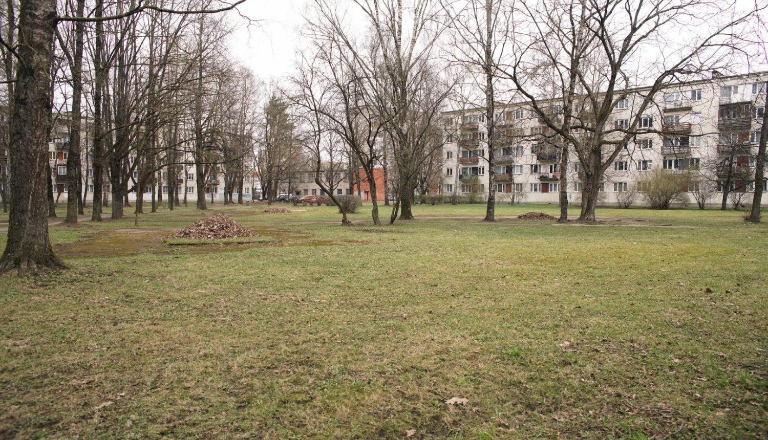 Teritorija, kur taps spēļu laukums ar kāpelēšanas elementiem bērniem   