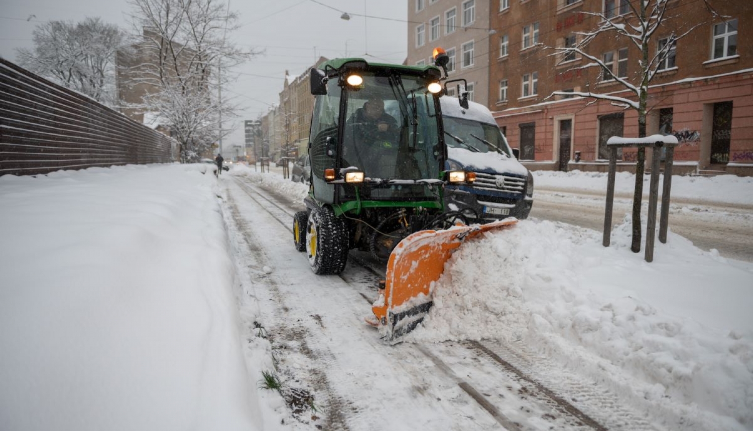 Traktors tīra sniegu