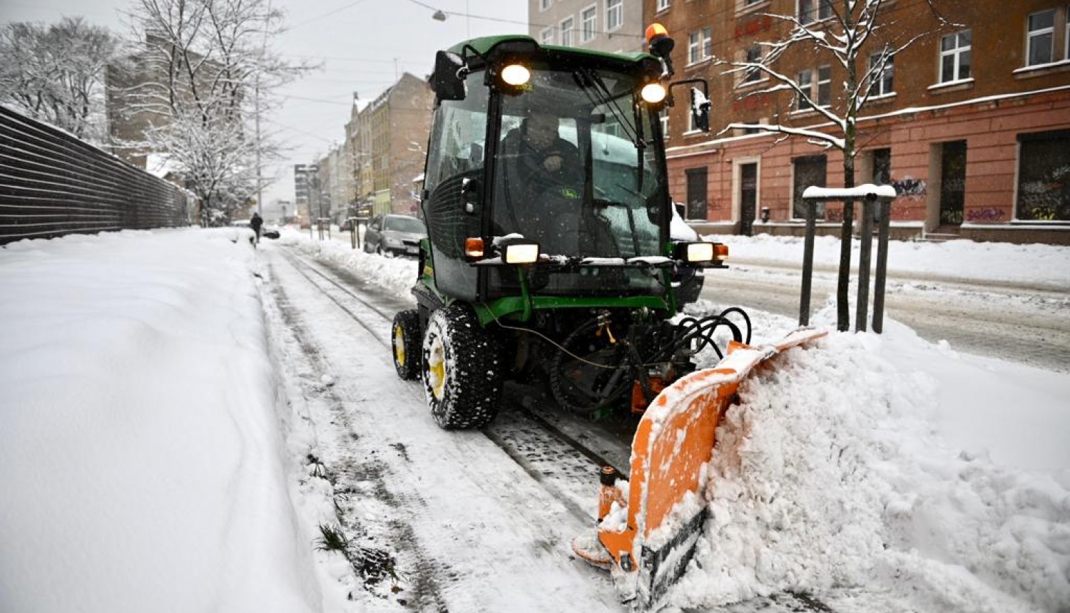 Traktors tīra sniegu
