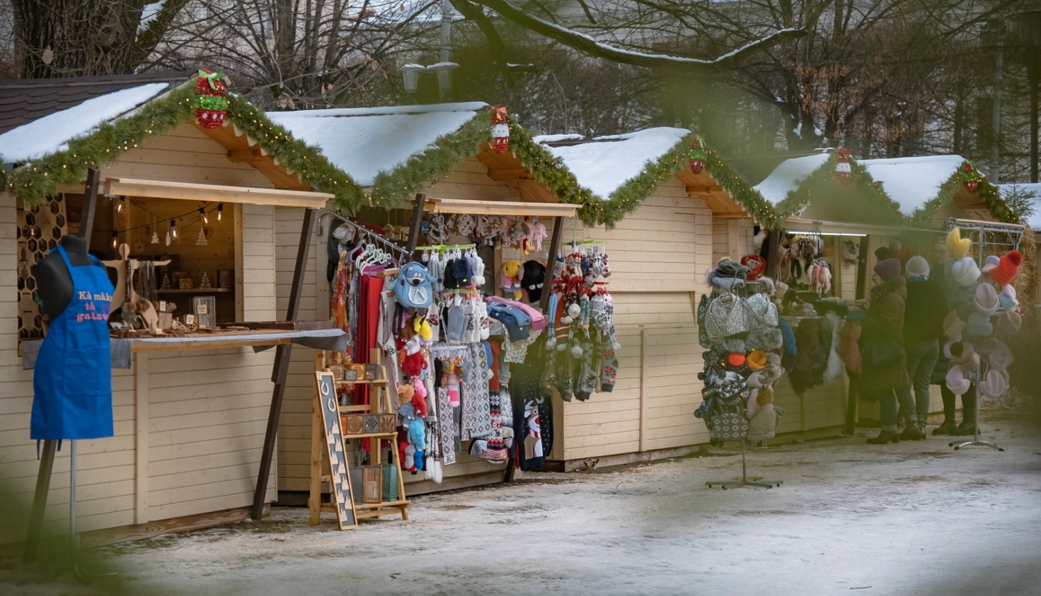 Tirdziņa būdiņas ar precēm