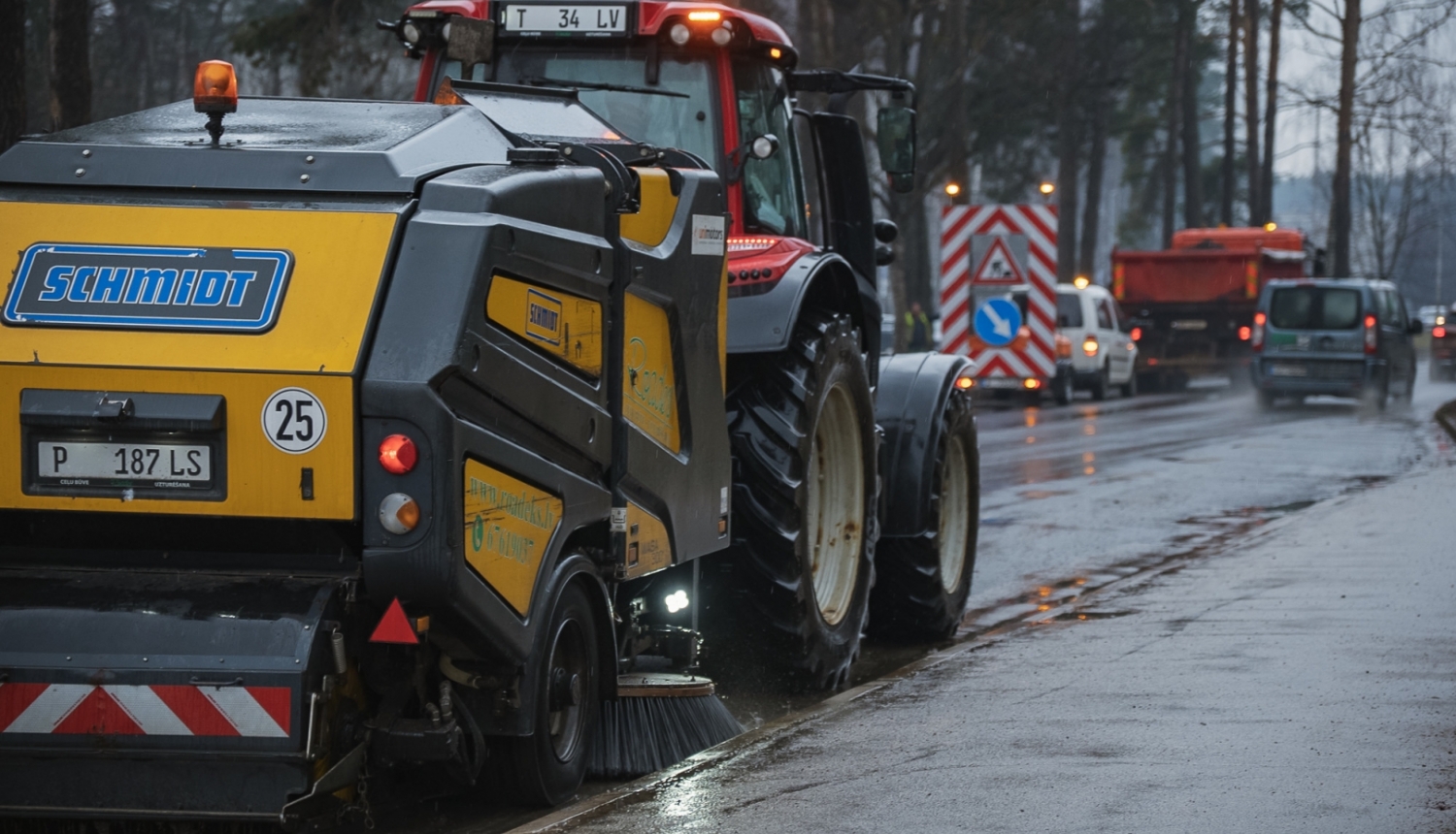 Traktors tīra ielu