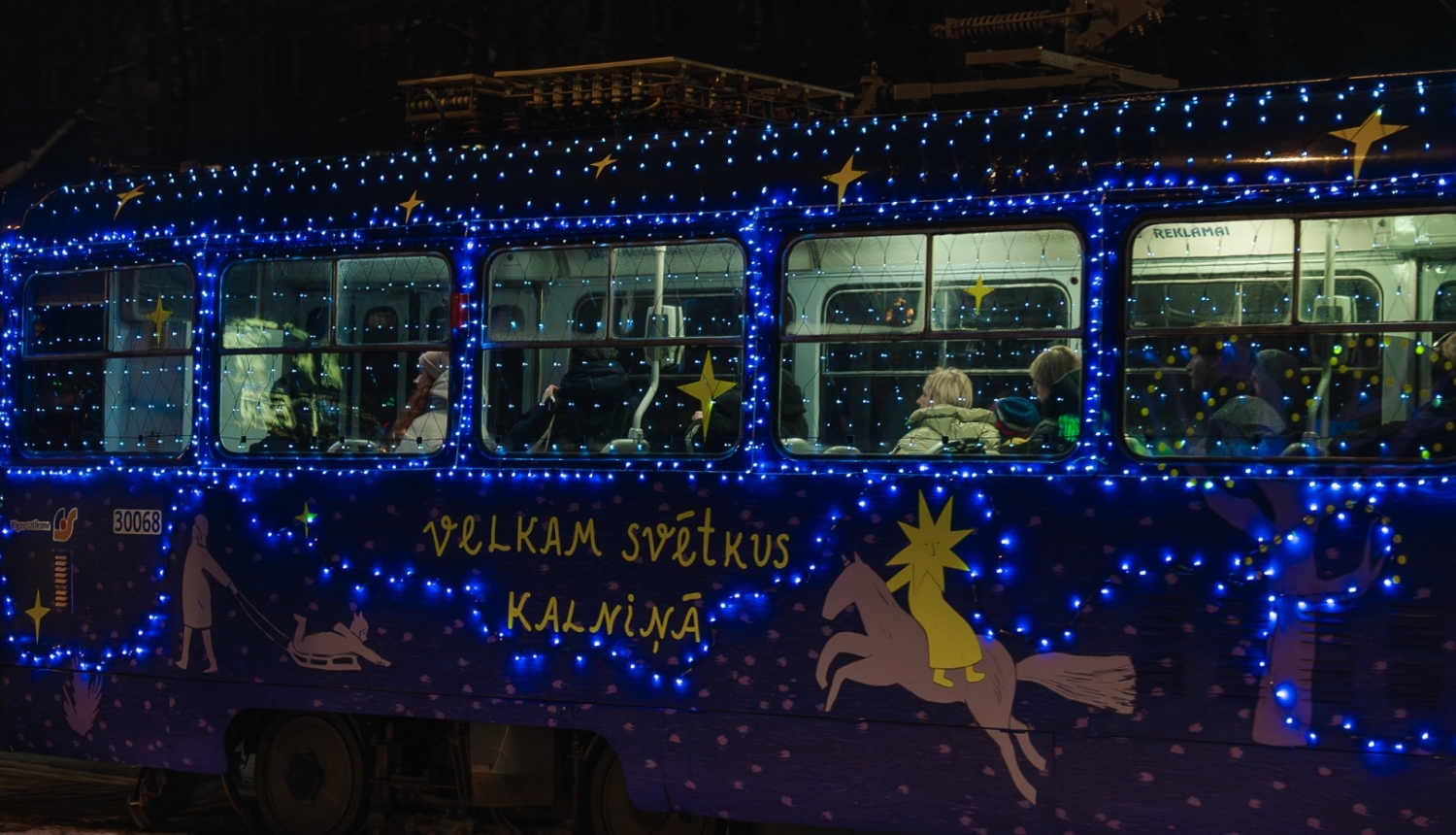 Tramvajs ar Ziemassvētku gaismiņām un rotājumiem