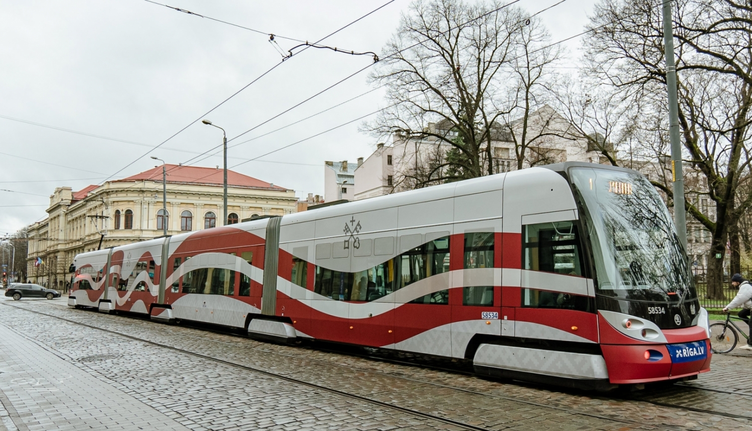 Tramvajs valsts karoga krāsās