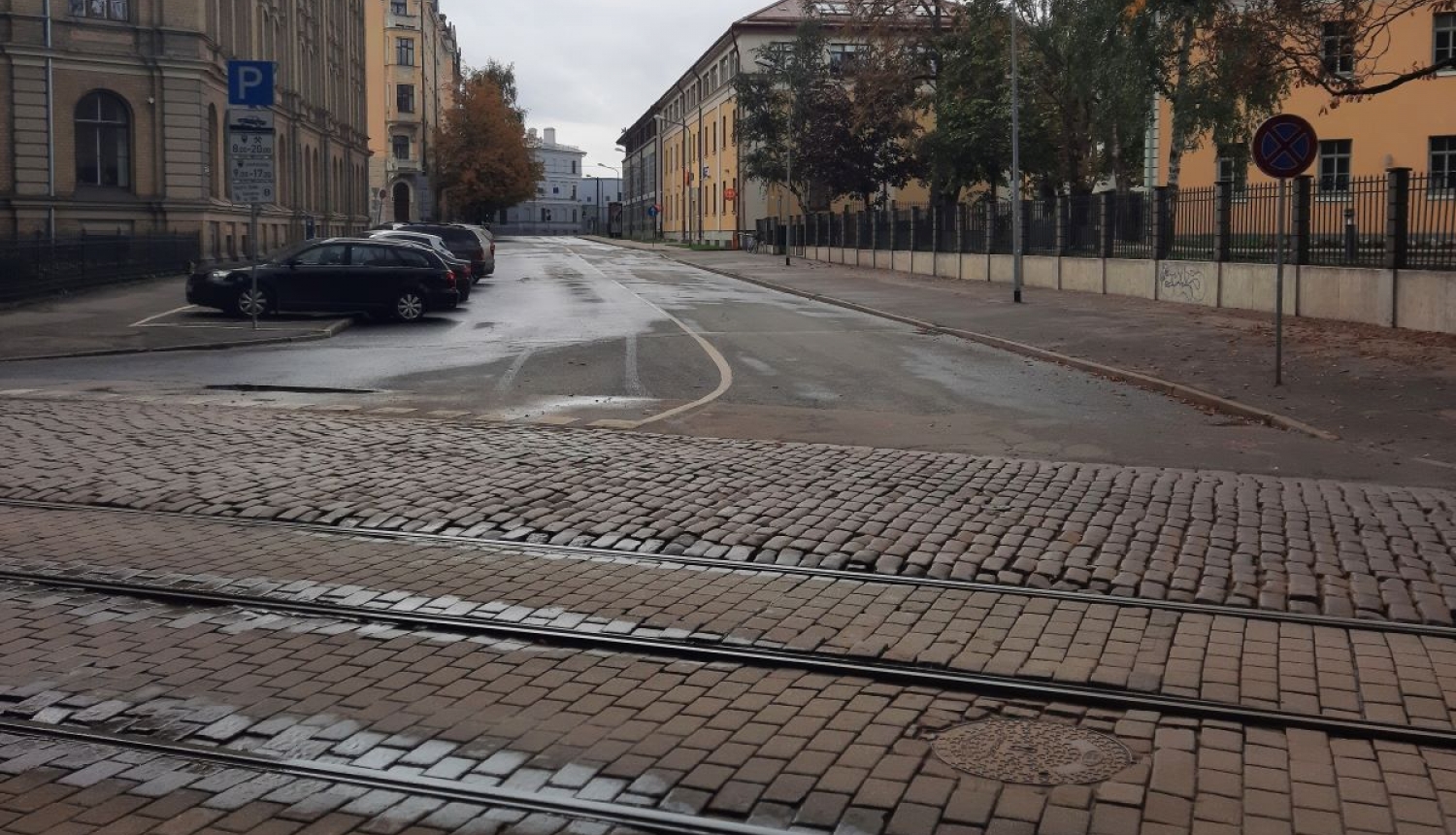 Iela ar automašīnām un tramvaja sliedēm