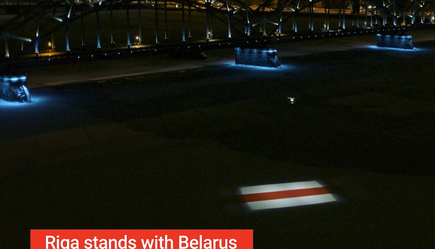 Izgaismots Baltkrievijas karogs uz Daugavas