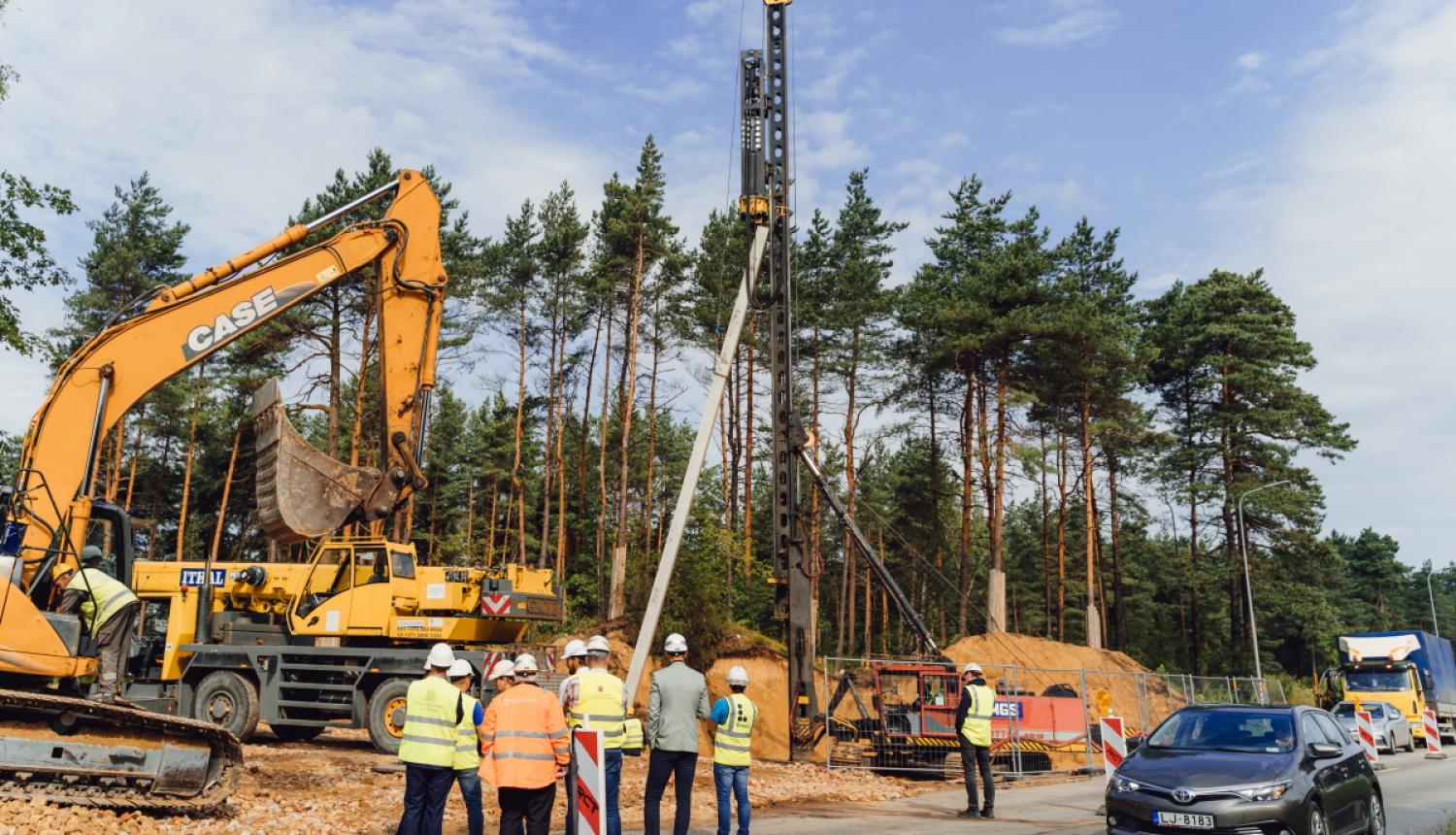 Uzsākta dzelzsbetona pāļu dzīšana satiksmes pārvadam pār dzelzceļa līniju Rīga–Skulte