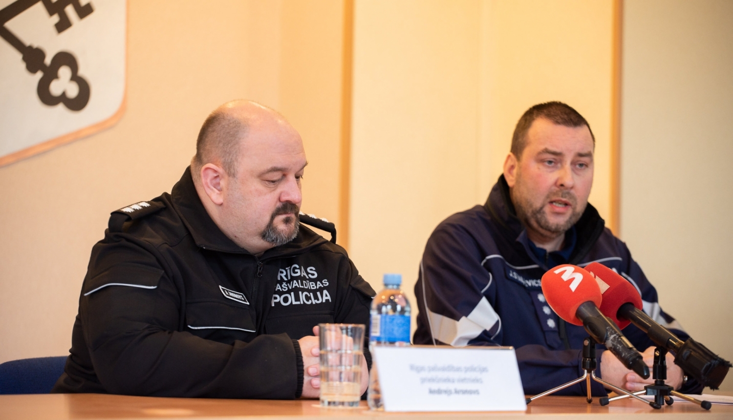 Valsts un pa;svald;ibas policijas pārstāvji