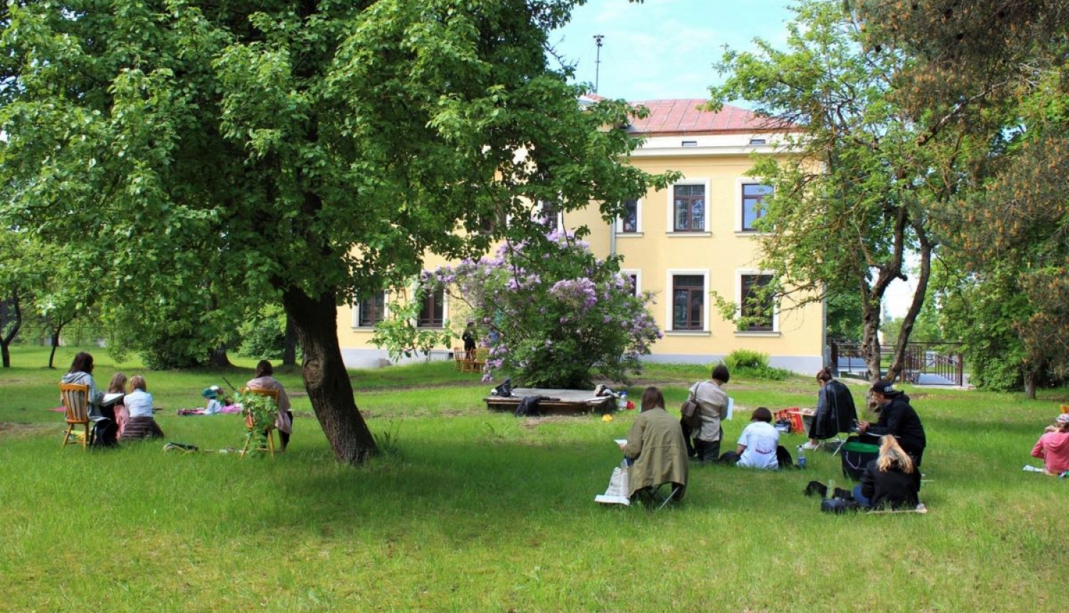 Vasara priežu dārzā
