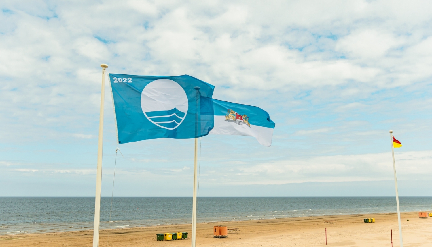 Vecāķu pludmalē plīvo zilais karogs