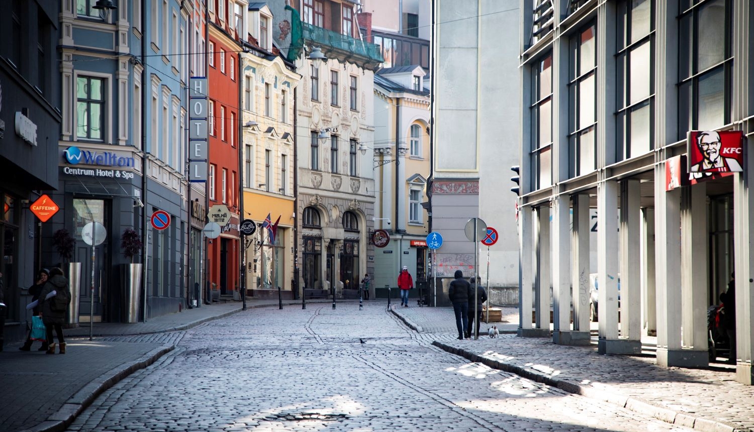 Vecrīgas iela pa kuru pārvietojas cilvēki