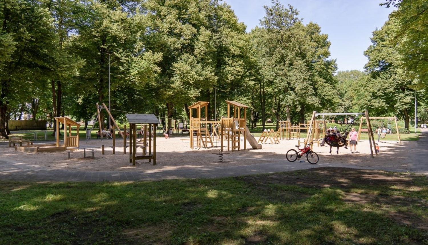 Bērnu rotaļu un vingrošanas laukums Latgales parkā
