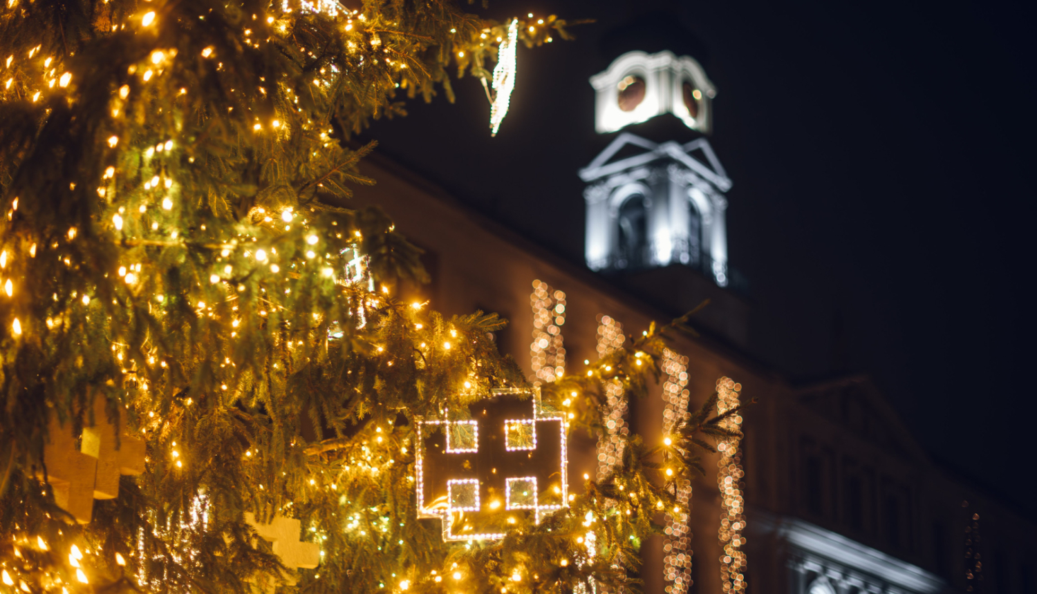 Ziemassvētku egle un Rātsnama tornis