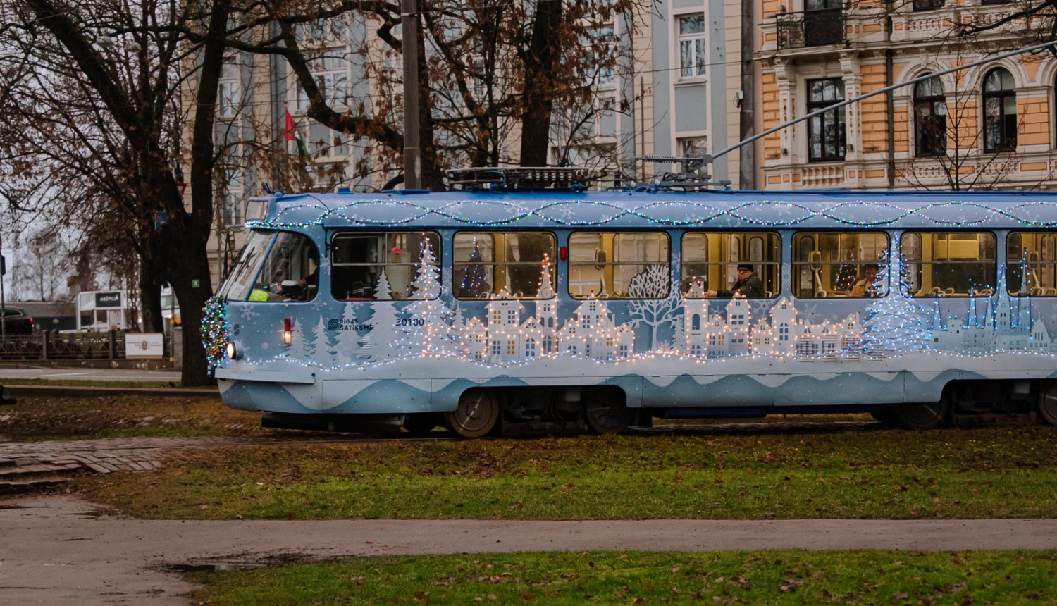 Tramvajs ar ziemassvētku gaismiņām
