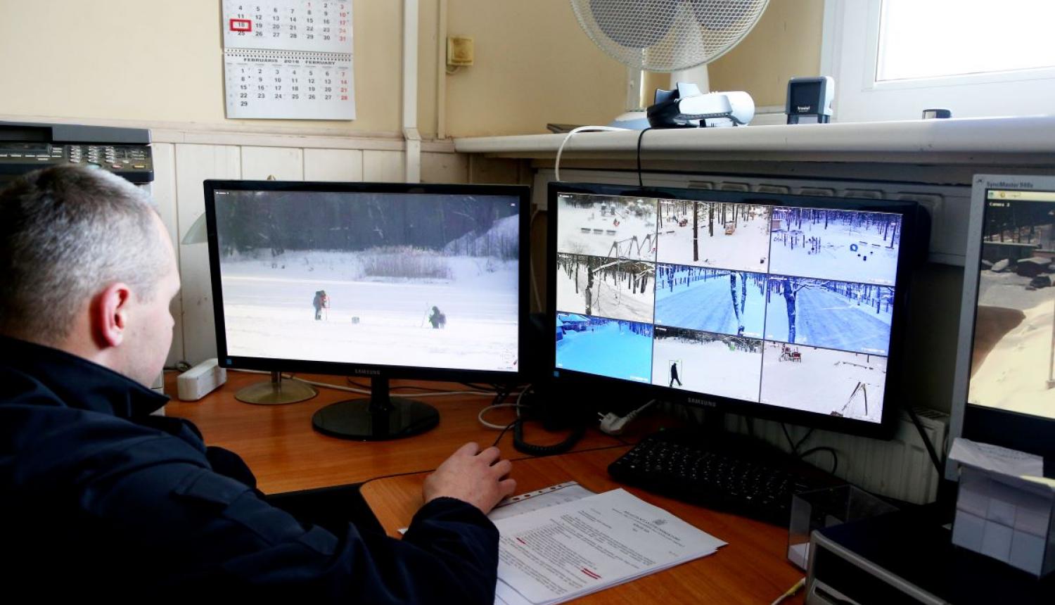 Pašvaldības policijas darbinieks veic videonovērošanu