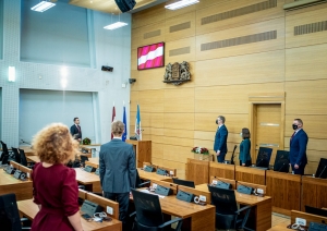 Deputāti dzied himnu